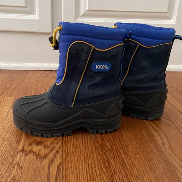 Totes snow boots. Great used condition.  Lots of life left - Picture 3 of 7